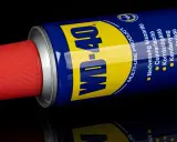 Puszka WD-40 z czerwoną nakrętką, gotowa do wszechstronnego zastosowania: odrdzewiania, smarowania i czyszczenia.