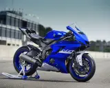 Niebieski motocykl sportowy Yamaha YZF R6 na torze wyścigowym, gotowy do akcji.