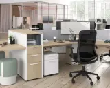 Aménagement moderne d'un bureau de demain : postes de travail lumineux, cloisons acoustiques, mobilier fonctionnel et sièges ergonomiques.