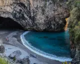 Grotta Azzurra, un gioiello da scoprire in Calabria. Acque cristalline e rocce imponenti, un vero paradiso naturale.