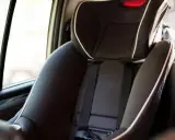 Silla de coche infantil, con cinturón de seguridad y detalles en blanco. La etiqueta indica ece r44/04 vigencia, asegurando su conformidad.