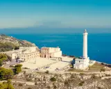 Il Santuario di Santa Maria di Leuca e il suo faro dominano la costa rocciosa. Un luogo imperdibile per scoprire cosa vedere a Leuca, con il blu del mare a fare da cornice.