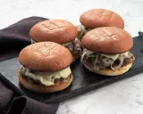 Fyra små burgare med fluffiga bröd och en generös mängd krämig big mac sås.