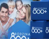 Szczęśliwa rodzina na tle hasła "Rodzina 800+". Wniosek ZUS o świadczenie 800+ to szansa na wsparcie dla wielu rodzin.