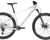 Biały rower hardtail z czarnymi oponami i amortyzatorem RockShox. Idealny na górskie trasy.