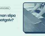 En person lägger ett laminatgolv. Frågan "Kan man slipa laminatgolv?" dyker upp.