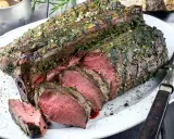 Saftige Hirschkeule, perfekt gebraten und mit Kräutern verfeinert, liegt auf einem Teller. Ein Festmahl für jeden Jäger.