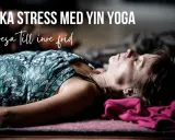 En kvinna vilar på en matta, texten "Minska stress med Yin Yoga" syns. Hon verkar finna lugn, långt ifrån hemska tankar.