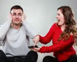 Kobieta krzyczy na mężczyznę, który zakrywa uszy. Czy to typowa sytuationship, gdzie komunikacja szwankuje?