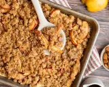 Un délicieux crumble pomme amande tout juste sorti du four, prêt à être dégusté.