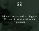Dziadek i wnuczka grają w warcaby. Tekst: "Jak uniknąć zachowku i długów? Zrzeczenie się dziedziczenia w praktyce".