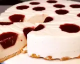 Un délicieux bavarois framboise, sa mousse aérienne et ses éclats de fruits rouges sur une fine croûte biscuitée.