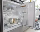 Heißer Dampf hilft, den **Gefrierschrank abtauen schnell**. Ein Topf mit heißem Wasser und Tücher im Gefrierfach beschleunigen den Prozess.