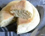 Pain à la poêle moelleux, une recette facile pour un pain fait maison. La mie est aérée et la croûte légèrement dorée.