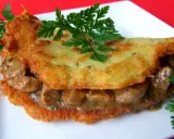 Chrupiące placki ziemniaczane z aromatycznym gulaszem mięsnym, udekorowane natką pietruszki. Pyszne danie, które zadowoli każdego smakosza.