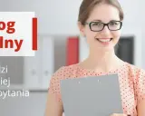 Uśmiechnięta pedagog specjalny w okularach z teczką, odpowiada na pytania. Praca w edukacji.