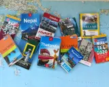 Una collezione di libri che parlano di libri: guide turistiche per Nepal, Londra, Milano, Capo Verde, Vietnam, Thailandia, Sri Lanka, Malta e Gozo, pronte per nuove avventure.