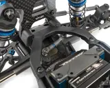 Detailaufnahme des Fahrwerks eines RC-Autos. Stoßdämpfer, Carbonteile und ein HV Digital Brushless Servo sind sichtbar. Die Nummer #71157 ist auf einem Teil eingraviert.