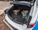 Einkäufe im Polestar 2 Kofferraum. Das Kofferraumvolumen bietet Platz für eine Einkaufskiste und eine wiederverwendbare Tasche.