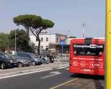 Czerwony autobus Ciampino Airlink na lotnisku Rzym Ciampino, gotowy do podróży na Termini.