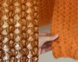 Delikatna, pomarańczowa moher włóczka w ażurowym splocie. Miękkość i lekkość materiału.
