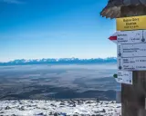 Babia Góra Diablak, 1725 m n.p.m. – jakie to góry? Widok z szczytu na pasmo Tatr i Beskidów, z tabliczkami szlaków PTTK.