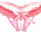 Braguita de encaje rosa con lazo y perlas, inspirada en un patrón de crochet.