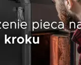 Mężczyzna w kratę pochyla się nad otwartym piecem na pellet, by dowiedzieć się, jak czyścić piec na pellet krok po kroku.