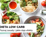 Kolorowe miski z sałatkami pełnymi warzyw i grillowanym mięsem. Idealne na dietę low carb.