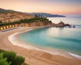 En idyllisk strand med turkost vatten och en stad i toscansk stil. En dröm om badorter i Toscana.