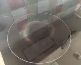 Widoczny ślad po garnku na płycie indukcyjnej. Widać okrągły, lekko zabarwiony obszar, gdzie stał garnek.