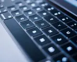 Jak wyczyścić ekran MacBooka? Bezpieczny poradnik krok po kroku