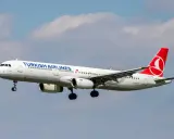 Turkish Airlines flygplan med landningsstället nere, redo för landning. Perfekt för din turkish airlines handbagage-resa.
