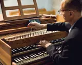 Kto stroi fortepian? Wybierz profesjonalistę i chroń swój instrument