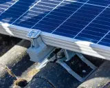 Detaljbild av ett solpanel som monteras på ett tak med ett robust esdec montagesystem.