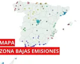 Mapa de España con puntos de colores indicando zonas de bajas emisiones. Es obligatorio llevar la pegatina medioambiental.