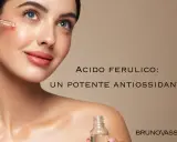 Donna con contagocce applica siero viso. Acido ferulico cos'è? Un potente antiossidante per la pelle.
