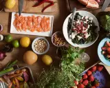 Składniki na zdrową dietę nordycką: łosoś, warzywa korzeniowe, owoce, zioła, orzechy i nasiona.