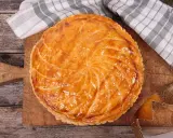 Une galette des rois speculoos dorée et appétissante, prête à être dégustée.
