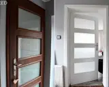 Przed i po: brązowe drzwi z okleiną zmieniły się w białe. Dowiedz się, czym umyć drzwi z okleiny, by odświeżyć ich wygląd.