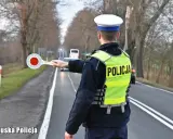 Policjant kieruje ruchem. Pamiętaj, że 250 ml wódki to ile promili, zanim wsiądziesz za kółko.