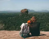 Coppia ammira Sigiriya, una delle meraviglie da vedere in Sri Lanka. Paesaggio lussureggiante e roccia imponente.