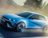 Un coche eléctrico azul deportivo acelera en una pista, demostrando que los coches eléctricos tienen embrague.