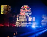 Na scenie Red Bull Track Takeover raperzy, w tym young igi, bawią publiczność.