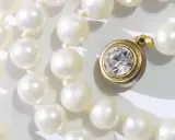 Perlenkette mit funkelndem Verschluss, ein Symbol für 30 Jahre verheiratet, die Perlenhochzeit.