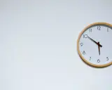 Reloj de pared blanco con marco de madera. Las manecillas marcan las 10:05, un momento clave para mi ayuno de 17 horas.