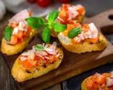 Bruschetta med färska tomater, basilika och parmesan på rostat bröd. Ett enkelt och gott bruschetta recept för alla tillfällen.