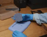Manos enguantadas muestran un molde de silicona recién hecho, demostrando cómo hacer moldes de silicona para crear piezas decorativas.