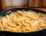 Cremiges Mac & Cheese Rezept in einer Gusseisenpfanne, perfekt für einen gemütlichen Abend.