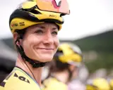 Marianne Vos, lachend im gelben Trikot, bereit für das Rennen.